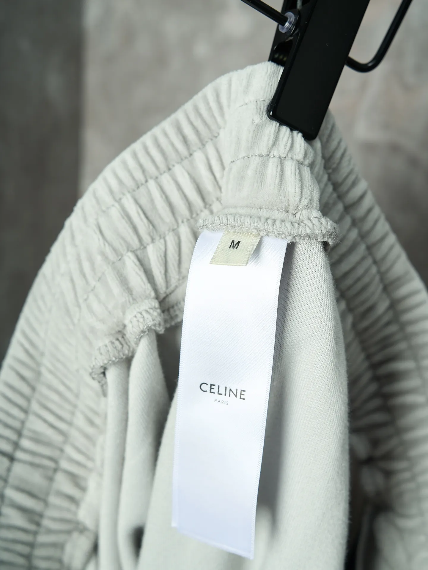 [Real auction] Celine/Celine Arc de Triomphe embroidered straight trousers suit (new color taupe and blue) [In Stock] S M L XL custom-made Yunrou twin velvet matte cotton sateen, soft and waxy touch, close to the skin like a cloud wrap, with taupe blue as the main tone, low-key and rich in content. The iconic CELINE Arc de Triomphe embroidery awakens on the gray fog suede, fully recognizable, and the contrasting ribbons on both sides are sublimated to hold up the tension of the color. The visual impact between movement and movement. The lazy lines of the straight draped version are both rigid and soft. When taken apart, it is a style item. When worn together, it is an atmospheric aesthetic. Complete the ultimate interpretation of the sense of relaxation and luxury. The suit is worn for worry-free wear. It adopts imported machine embroidery technology and uses advanced computer control systems and precise mechanical components to realize the Arc de Triomphe embroidery work. High precision. The lines are smooth and delicate. The fabrics have been washed and have a better hand feel. Not easy to deform, not easy to shrink, not easy to fade. Maintains long-lasting good looks and a great fit